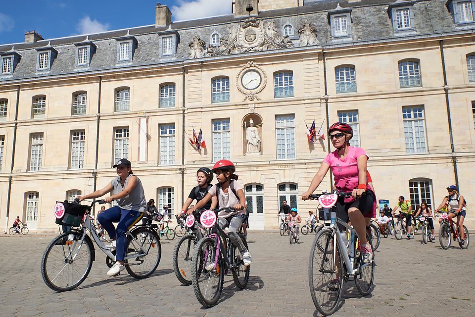 Des participants du Vélotour Dijon à vélo