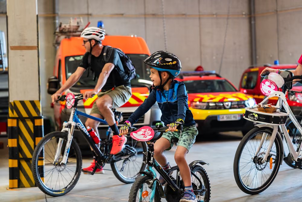Des participants traversent une caserne
