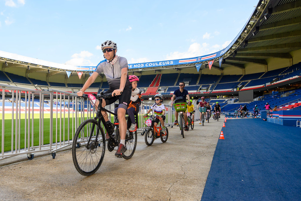 Un groupe Vélotour costumé traverse un lieu insolite